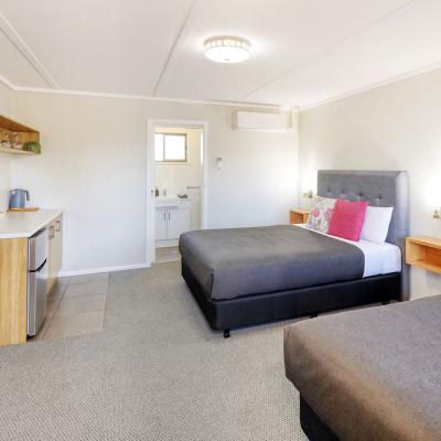 Deni Motel Twin Room 1a