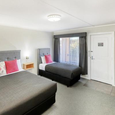 Deni Motel Twin Room 3a